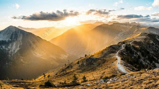 日落 夕阳 太阳  山 山峰 顶峰 景色 美女 丽人 优雅 美丽 漂亮 女孩 女人 女性 灯光 光线 激光 打火机  旅行 旅游 行程 度假 休闲 度假 假日 天空  女孩 少女 姑娘 美丽  自然 环境 云 云朵 天空 雨 下雨 惬意 山 山峦 山峰