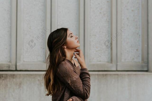 白色窗边的棕发女人背景图片