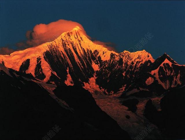山 山峰 顶峰 景色 蔬菜 素食 素食主义 绿色食品 树木 丛林 森林 雨 下雨 惬意 山 山峦 山峰
