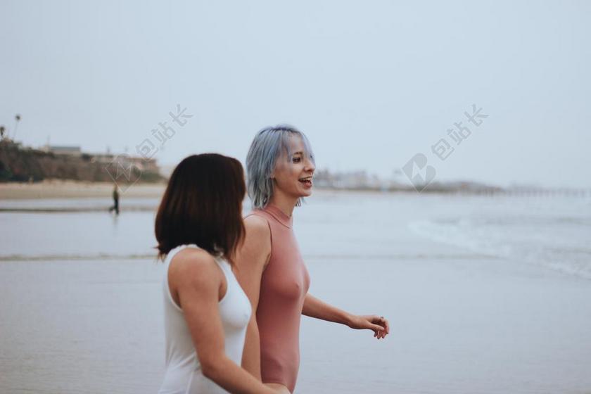 海滩上开心的女人背景图片