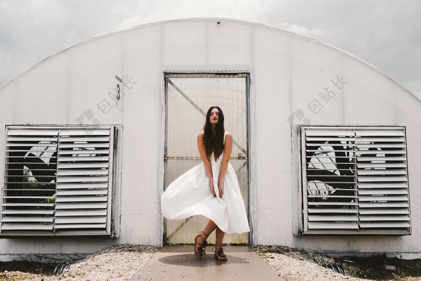 美女 丽人 优雅 美丽 漂亮 女孩 女人 女性  时尚 流行 个性 城市 婚礼 喜庆 庆祝 节日 婚姻 爱人 恋人 情侣 头发 毛发 毛 头部 营销 推广 商务 市场 策划 爱情 恋爱 恋人 情人 情侣 浪漫 幸福 快乐 高兴 家庭 甜蜜 肖像 人物特写 画像 女孩 少女 姑娘 美丽 天空 书 书籍 阅读 全身像 可爱的 人物 人群 风土人情 服装 服饰 流行 白色 浅色 黑白 简单 清新 女性 女士 美丽 女人