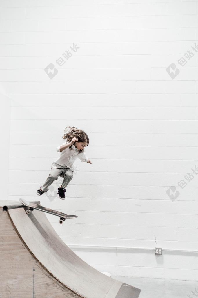 美女 丽人 优雅 美丽 漂亮 女孩 女人 女性  运动 健身 嬉戏 户外运动 冒险  冒险 探险 远足 度假 旅游 休闲 挑战 极限运动 孩子 儿童 童真  女孩 少女 姑娘 美丽 全身像 自然 环境 人物 人群 风土人情 童年 回忆 记忆