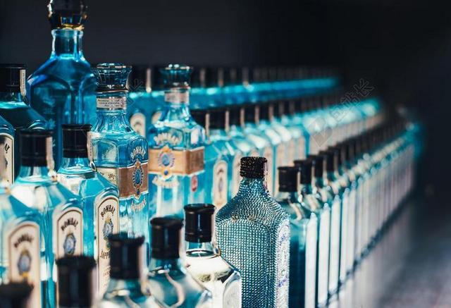 绿色的玻璃酒瓶背景图片