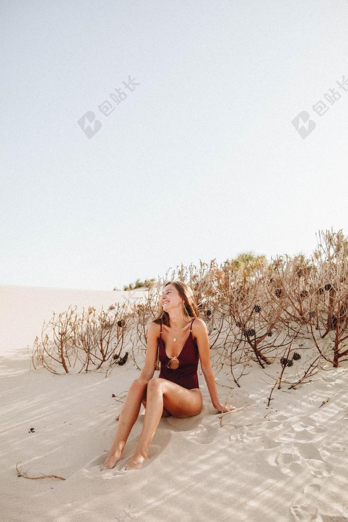 灯光 光线 激光 打火机 冒险 探险 远足 度假 旅游 休闲 挑战 极限运动  微笑 莞尔一笑 甜蜜  幸福 快乐 高兴 家庭 甜蜜 放松 休闲 咖啡 咖啡厅 夏日 夏季 热情 肖像 人物特写 画像  沙滩 海滩 草地 草坪 草丛 女孩 少女 姑娘 美丽 天空 可爱的 自然 环境 人物 人群 风土人情 畅快 开心 无忧无虑 女性 女士 美丽 女人 一个女人