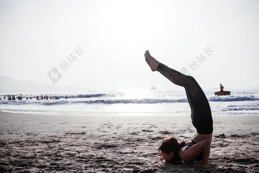沙滩上的瑜伽女人背景图片