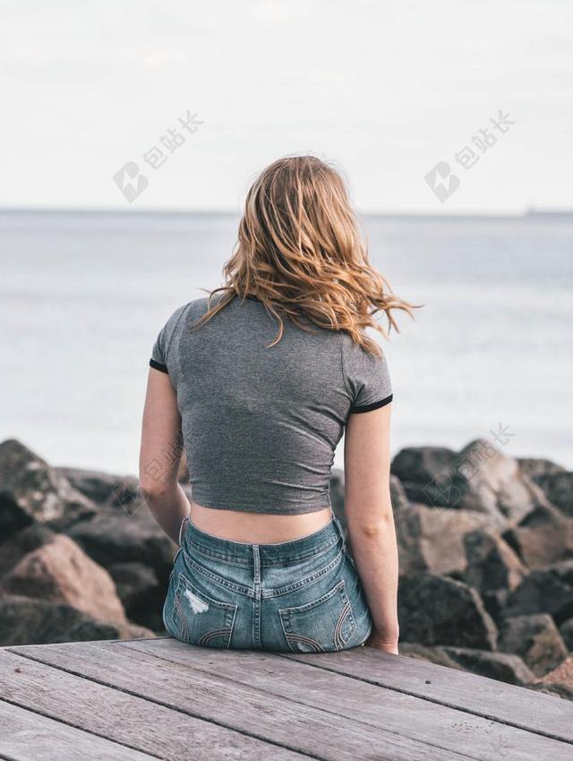 木板上的金发女人背影背景图片