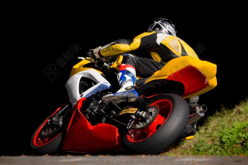 红色的摩托车和黄衣的摩托手背景图片