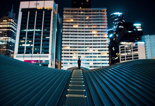 城市 都市 时尚 现代化  夜晚 晚上 黑夜 黑暗 灯光 霓虹灯 建筑 大厦 建筑物 建设   丽人 优雅 美丽 漂亮 女孩 女人 女性  灯光 光线 激光 打火机 冒险 探险 远足 度假 旅游 休闲 挑战 极限运动   旅行 旅游 行程 度假 休闲 度假 假日 手表 腕表 时间 观察 人物 人群 风土人情 建筑 结构 建筑物 建筑学
