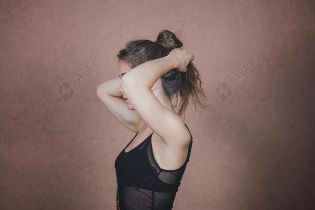 墙边的棕发女人背景图片