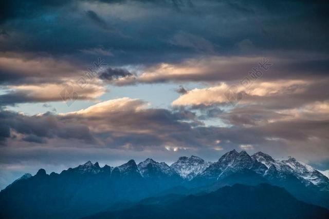 风景 风光 美景 田园 山水 日落 夕阳 太阳 地球 泥土 草地 操场 冒险 探险 远足 度假 旅游 休闲 挑战 极限运动 伤心 悲伤 忧郁 忧伤  云 云朵 天空 人物 人群 风土人情 山 山峦 山峰