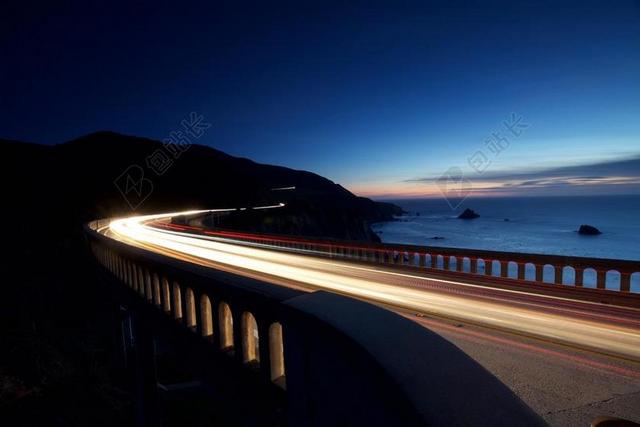夜晚 晚上 黑夜 黑暗 灯光 霓虹灯 日落 夕阳 太阳 道路 旅途 路途 户外 街道 公路 灯光 光线 激光 打火机 天空 海 海水 大海 自然 环境 雨 下雨 惬意 山 山峦 山峰
