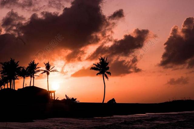 夜晚 晚上 黑夜 黑暗 灯光 霓虹灯 日落 夕阳 太阳 地球 泥土 草地 操场  丽人 优雅 美丽 漂亮 女孩 女人 女性 灯光 光线 激光 打火机 朋友 友谊 友情   天空 树木 丛林 森林 沙滩 海滩 海 海水 大海  云 云朵 天空 树 树木 树林 森林 雨 下雨 惬意 黑色 暗色 黑白 昏暗