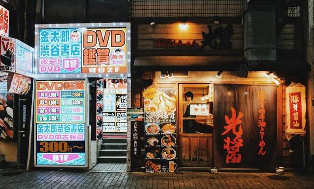 城市 都市 时尚 现代化 夜晚 晚上 黑夜 黑暗 灯光 霓虹灯 道路 旅途 路途 户外 街道 公路  购物 商场 流行 时尚 美丽 日本 城市 现代生活