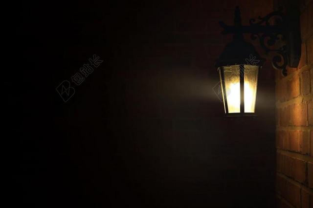 夜晚 晚上 黑夜 黑暗 灯光 霓虹灯 灯光 光线 激光 打火机 房子 房间 住宅 家 家园 家居 故乡 美丽 休闲 夏日 夏季 热情 黑色 暗色 黑白 昏暗