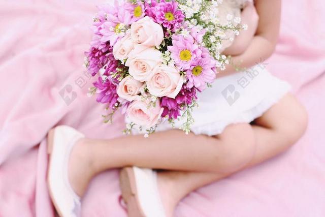 粉色的玫瑰花束和女孩背景图片