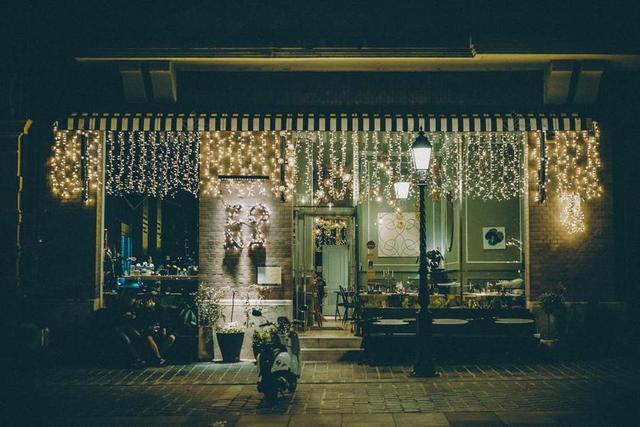 夜晚 晚上 黑夜 黑暗 灯光 霓虹灯 城市 都市 时尚 现代化 灯光 光线 激光 打火机 墙 围墙 表面 隔阂 背景 购物 商场 流行 时尚 美丽  商场 店铺 商家 购物