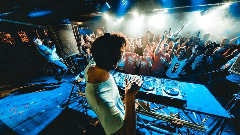 夜晚 晚上 黑夜 黑暗 灯光 霓虹灯 灯光 光线 激光 打火机  爱情 恋爱 恋人 情人 情侣 浪漫 派对 聚会 庆祝 愉快 帮派 人群 聚会 音乐 音乐会 演唱会 可爱的  庆祝 节日