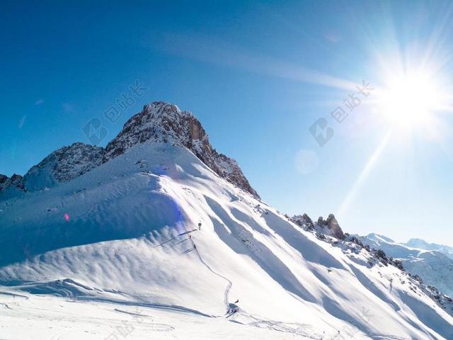 风景 风光 美景 田园 山水 山 山峰 顶峰 景色 灯光 光线 激光 打火机 运动 健身 嬉戏 户外运动 冒险 瑜伽  冬季 冬天 新年 天空 白色 浅色 黑白 简单 清新