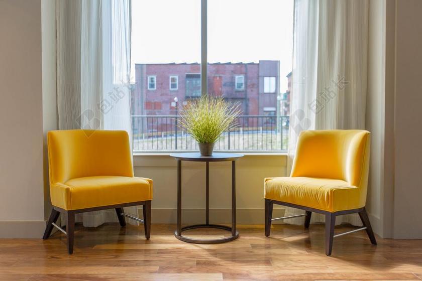 窗边的黄色的椅子背景图片