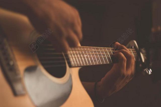 弹吉他的男人背景图片