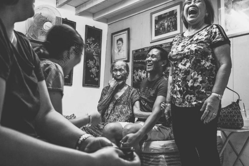 一家人开心开环大笑图片