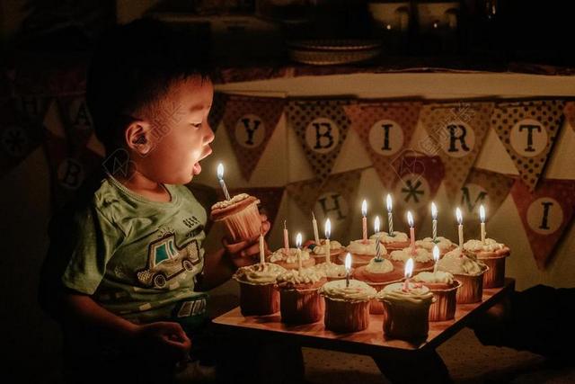 家 家庭 家族 家人 团结 团圆 派对 聚会 庆祝 愉快 帮派 生日 生辰 节日 诞辰 宝宝 婴儿 孩子  蛋糕 糕点 烘焙 孩子 儿童 童真 肖像 人物特写 画像  学校 学院 全身像 人物 人群 风土人情
