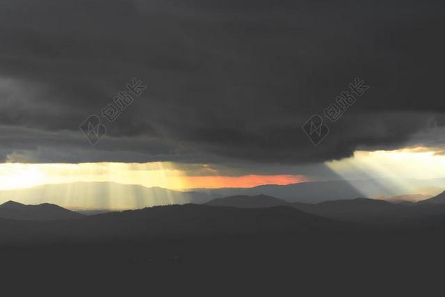日落 夕阳 太阳 山 山峰 顶峰 景色  灯光 光线 激光 打火机  爱情 恋爱 恋人 情人 情侣 浪漫 冒险 探险 远足 度假 旅游 休闲 挑战 极限运动 天空 手表 腕表 时间 观察 可爱的 云 云朵 天空  自然 环境 白色 浅色 黑白 简单 清新