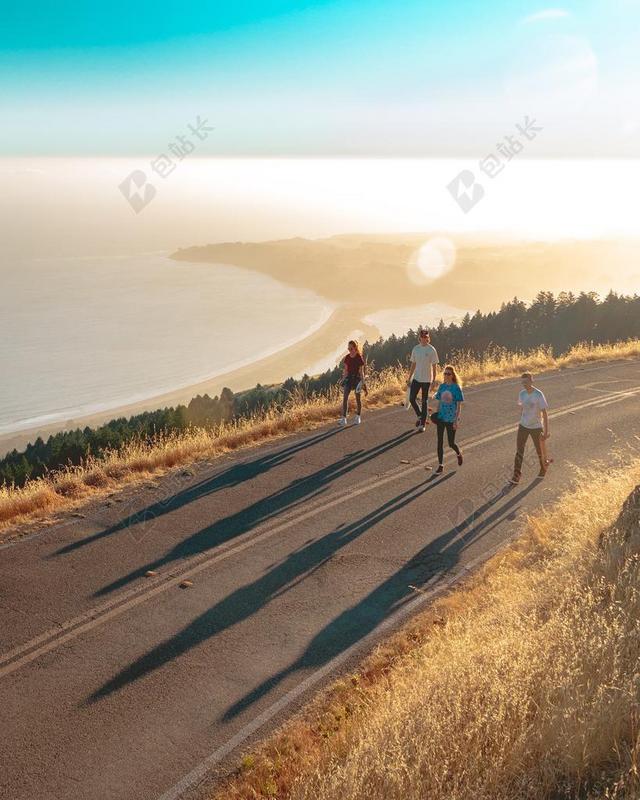 日落 夕阳 太阳 灯光 光线 激光 打火机 旅行 旅游 行程 度假 休闲 度假 假日 朋友 友谊 友情 夏日 夏季 热情 天空 树木 丛林 森林  海 海水 大海 树 树木 树林 森林  人物 人群 风土人情