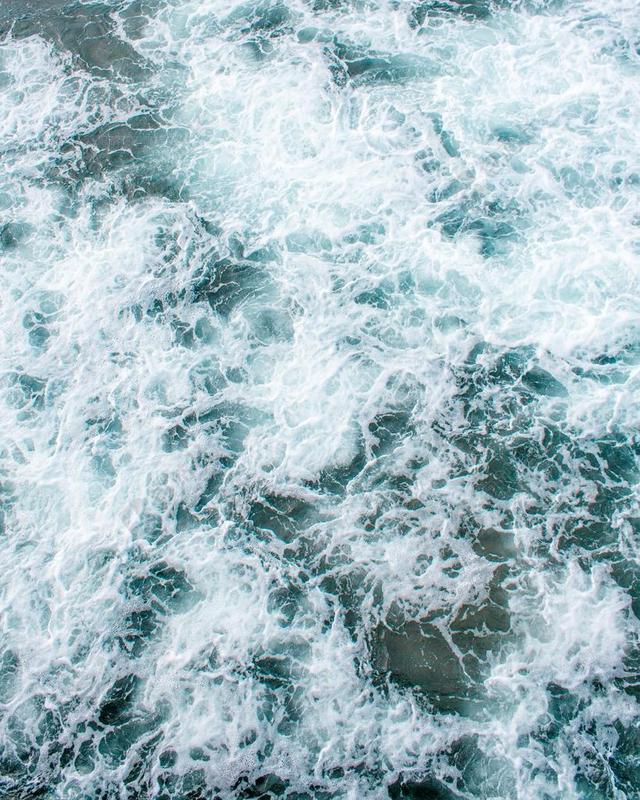 白色的海浪背景图片