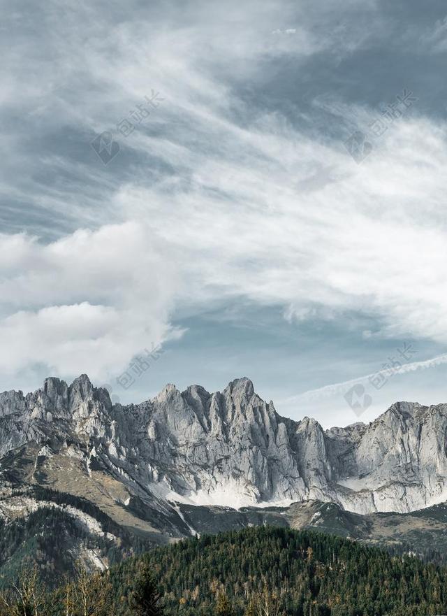 灰色的山峰背景图片