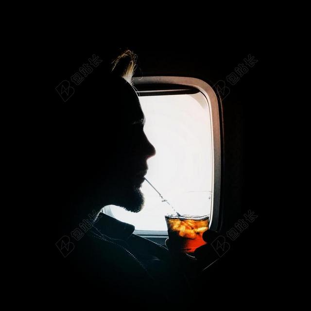 灯光 光线 激光 打火机 创意 艺术 个性 旅行 旅游 行程 度假 休闲 度假 假日 朋友 友谊 友情 咖啡 咖啡厅 咖啡馆 饮料 喝酒 饮水 职业装 正装 西装 商务 肖像 人物特写 画像  窗户