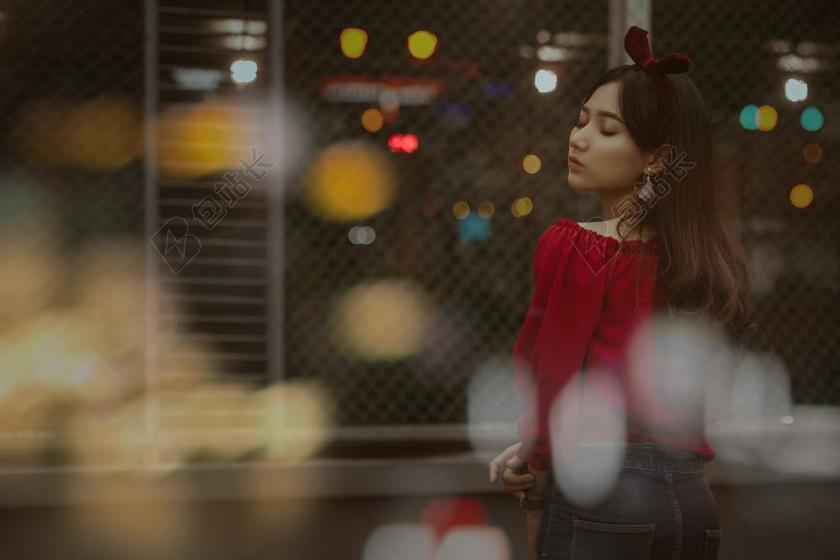 美女 丽人 优雅 美丽 漂亮 女孩 女人 女性 灯光 光线 激光 打火机 头发 毛发 毛 头部 复古 酿酒 古典 收获 女孩 少女 姑娘 美丽 全身像 自然 环境 人物 人群 风土人情 活力 女性 女士 美丽 女人 一个女人