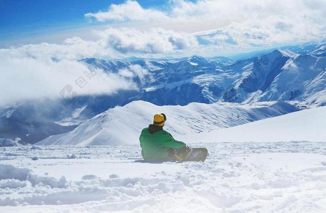 雪地里的探险者背景图片