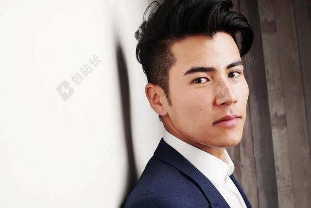 墙边帅气的男人背景图片