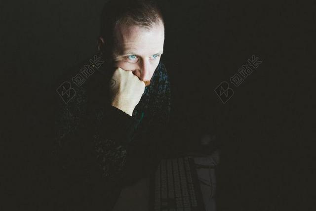 丽人 优雅 美丽 漂亮 女孩 女人 女性 肖像 人物特写 画像 计算机 电脑 信息 全身像 男士 男性 男人 黑色 暗色 黑白 昏暗