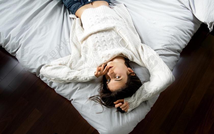 美女 丽人 优雅 美丽 漂亮 女孩 女人 女性 时尚 流行 个性 城市 室内 室内装修 装潢 艺术设计 家装 家 家园 家居 故乡 美丽 休闲 床 卧室 寝室 冬季 冬天 新年 肖像 人物特写 画像 女孩 少女 姑娘 美丽 全身像 自然 环境 人物 人群 风土人情 白色 浅色 黑白 简单 清新 女性 女士 美丽 女人 一个女人