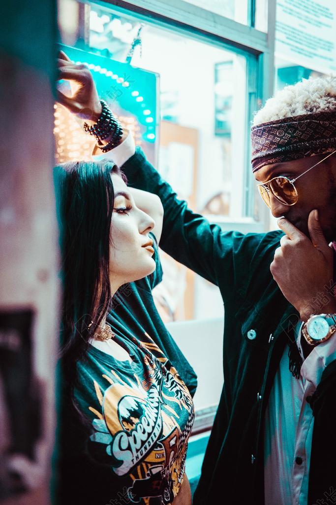 灯光 光线 激光 打火机 时尚 流行 个性 城市  购物 商场 流行 时尚 美丽 爱情 恋爱 恋人 情人 情侣 浪漫  复古 酿酒 古典 收获 派对 聚会 庆祝 愉快 帮派 商场 店铺 商家 购物 开心 喜悦 笑话 开怀大笑 肖像 人物特写 画像 情侣 伴侣 爱情 全身像 可爱的 手表 腕表 时间 观察 人物 人群 风土人情 窗户 活力 男士 男性 男人 女性 女士 美丽 女人 一个女人