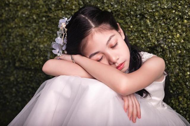婚礼 喜庆 庆祝 节日 婚姻 爱人 恋人 情侣  宝宝 婴儿 孩子 睡觉 梦乡 做梦 卧室 肖像 人物特写 画像 孩子 儿童 童真 女孩 少女 姑娘 美丽   全身像 人物 人群 风土人情 童年 回忆 记忆 女性 女士 美丽 女人