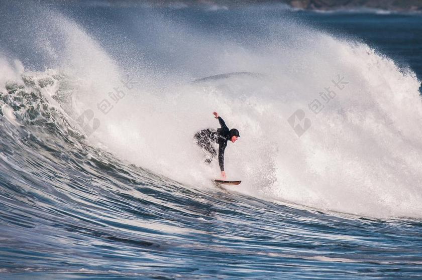 白色的海浪和冲浪者背景图片