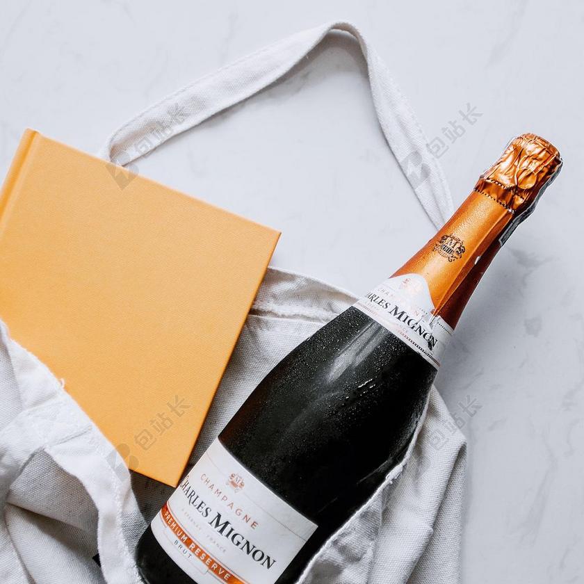 派对 聚会 庆祝 愉快 帮派 桌子 台子 书桌 办公 美食 食品 餐饮 红酒 白酒 葡萄酒 饮料 喝酒 饮水