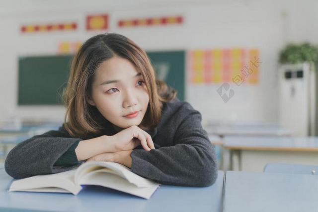 教室里的美丽女孩背景图片