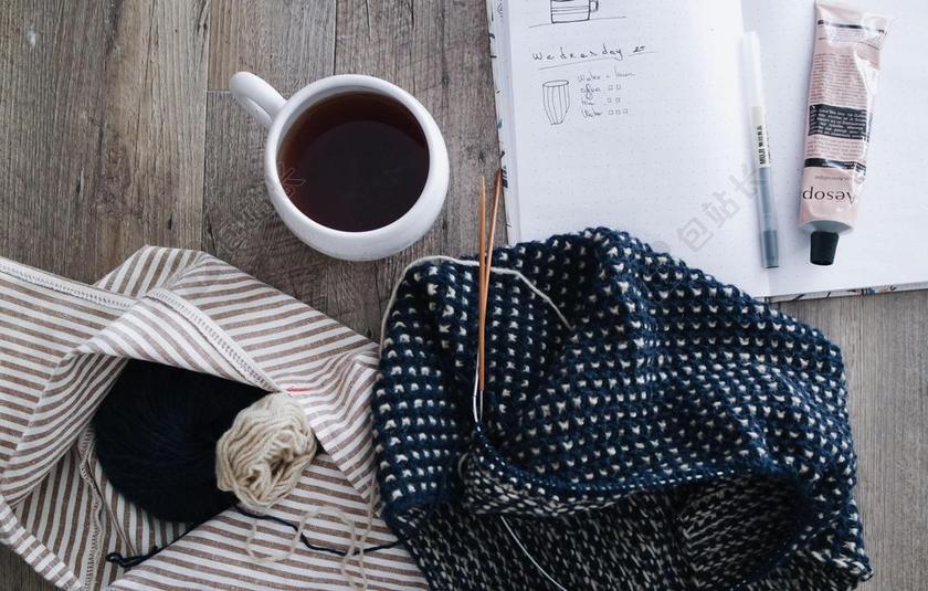 清新桌面上放着咖啡背景图片