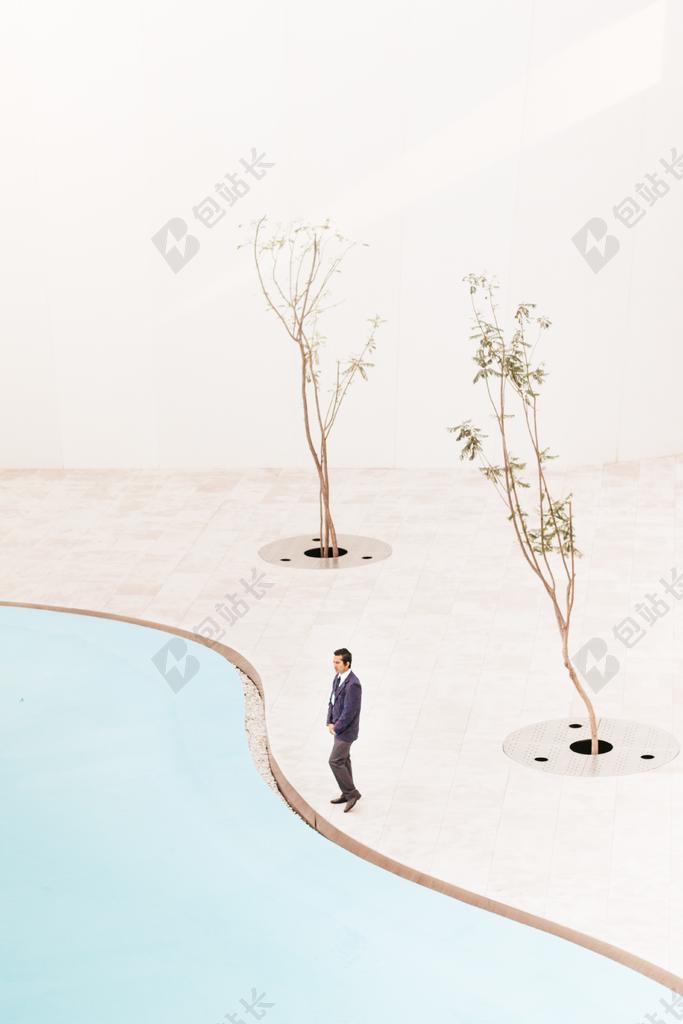 商务 商人 电子商务 股票交易所 业务 工作 工作中 工作 办公室 会议 职场 商人 握手 企业家 经理人 自由职业者 房地产经纪人 西装 正式 客户  墙 围墙 表面 隔阂 背景 时尚 流行 个性 城市 家 家园 家居 故乡 美丽 休闲 肖像 人物特写 画像  全身像 现代 现代化 流行  概念 步骤 树 树木 树林 森林 工作 职业 职场 商务