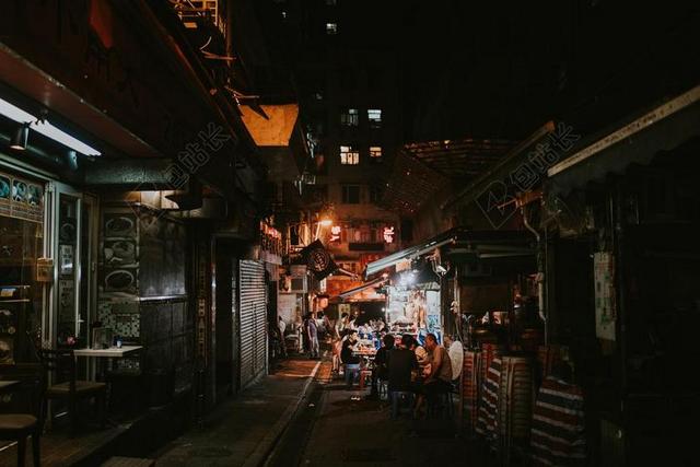 城市 都市 时尚 现代化  夜晚 晚上 黑夜 黑暗 灯光 霓虹灯 灯光 光线 激光 打火机 美食 食品 餐饮 肖像 人物特写 画像 人物 人群 风土人情 餐厅 餐馆 美食 活力 中国 文化 东方 亚洲