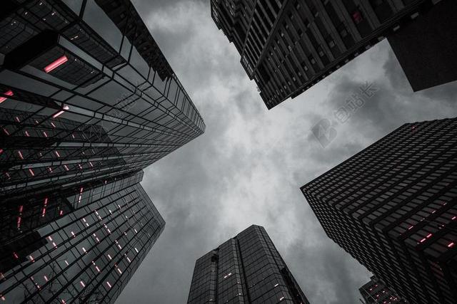 黑色高楼间的天空背景图片