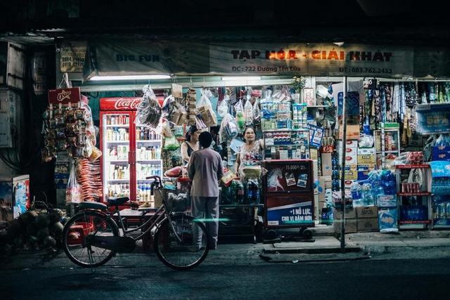 夜晚 晚上 黑夜 黑暗 灯光 霓虹灯  城市 都市 时尚 现代化 购物 商场 流行 时尚 美丽  商场 店铺 商家 购物 自行车 骑行 山地车 冒险 美食 食品 餐饮 书 书籍 阅读 人物 人群 风土人情 日本 城市 现代生活