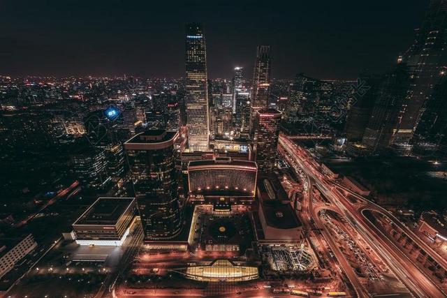 夜晚繁华都市的灯光背景图片