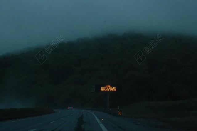 夜晚 晚上 黑夜 黑暗 灯光 霓虹灯  道路 旅途 路途 户外 街道 公路 城市 都市 时尚 现代化 风景 风光 美景 田园 山水 山 山峰 顶峰 景色 派对 聚会 庆祝 愉快 帮派 爱情 恋爱 恋人 情人 情侣 浪漫 旅行 旅游 行程 度假 休闲 度假 假日 放松 休闲 咖啡 咖啡厅 树木 丛林 森林 可爱的
