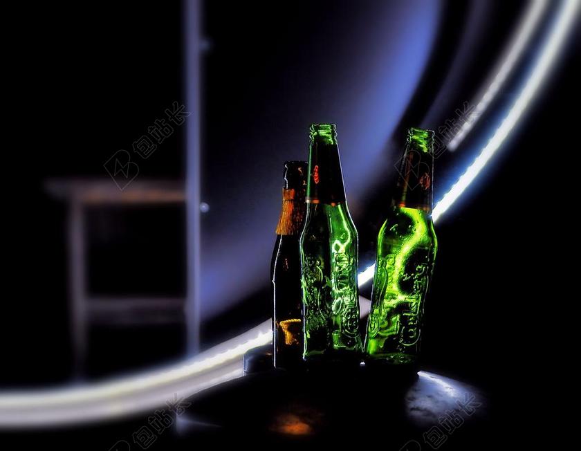 夜晚 晚上 黑夜 黑暗 灯光 霓虹灯  灯光 光线 激光 打火机 派对 聚会 庆祝 愉快 帮派