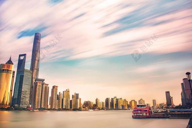 清晨的都市大楼和阳光背景图片